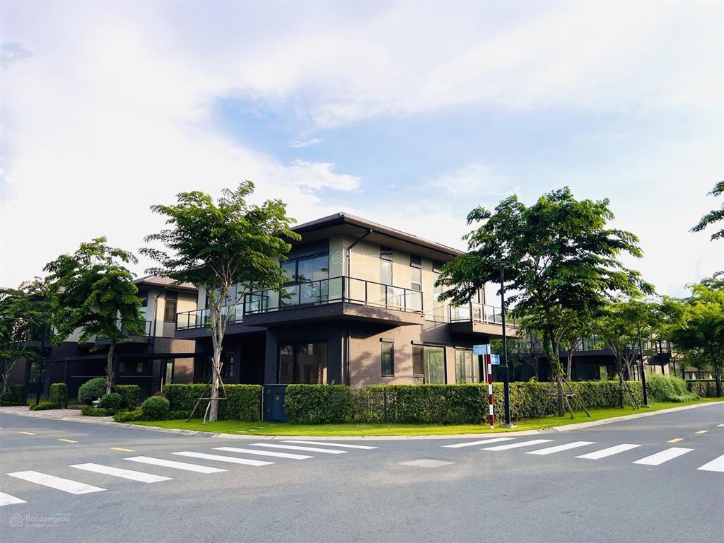 Biệt thự căn góc view kênh nhà xây sẵn mua giá gốc cđt khu đô thị waterpoint