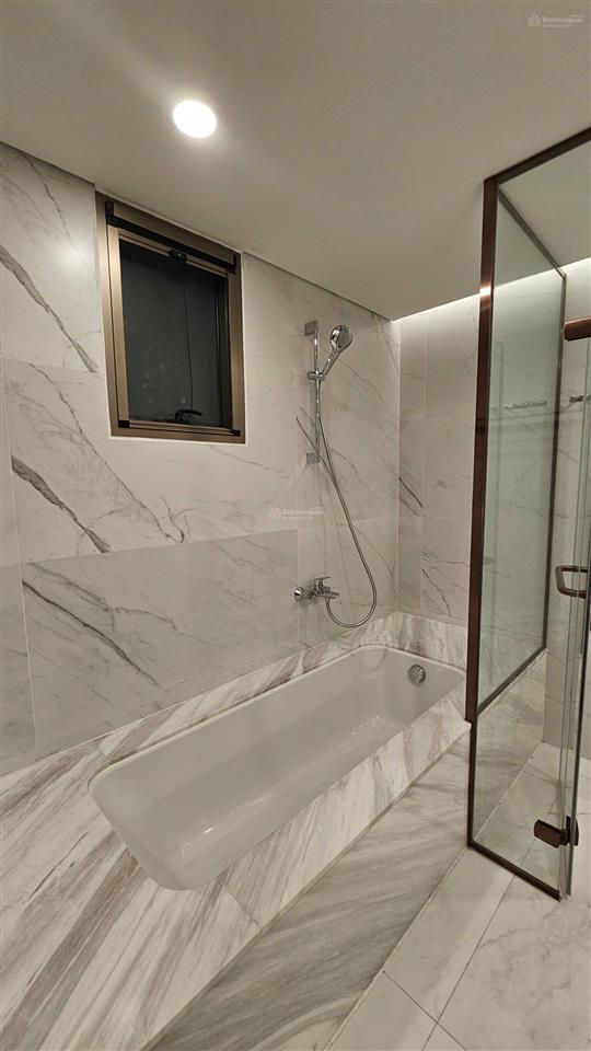 Bán m8 midtown, 3pn, full nt, đang hd thuê
dt 126m2
giá  20 tỷ  0903 747 *** trần thắm
