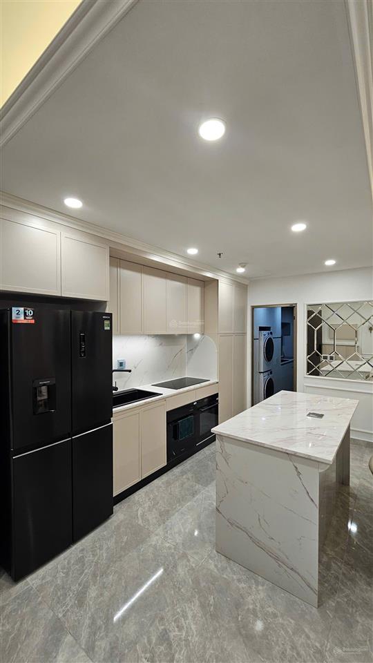 Bán m8 midtown, 3pn, full nt, đang hd thuê
dt 126m2
giá  20 tỷ  0903 747 *** trần thắm