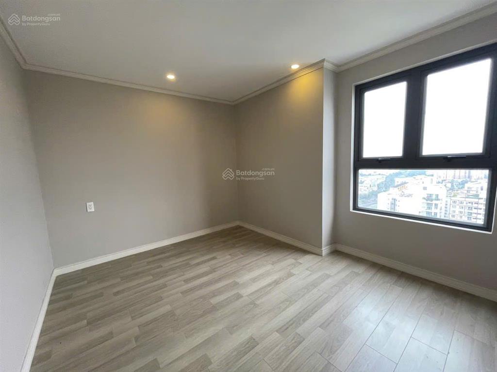 Chủ nhà cần bán gấp căn hộ 3pn và 2 wc, view sông, 107m2, giá tốt thị trường, chỉ 6,05 tỷ