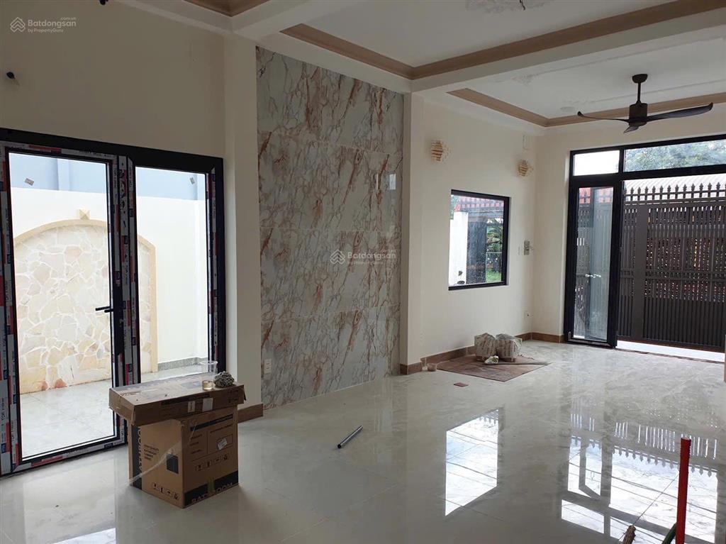 Cần chuyển nhượng nhà mới xây 100% . 4pn  hẻm xe hơi