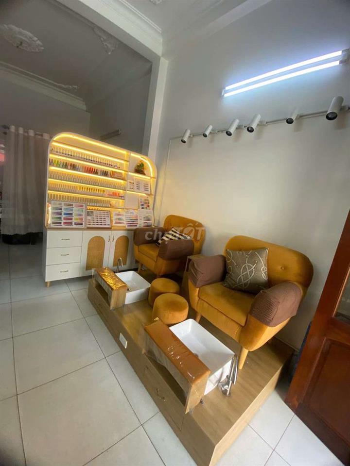 Sang tiệm Nail - Gội mặt tiền đường Gò Xoài
