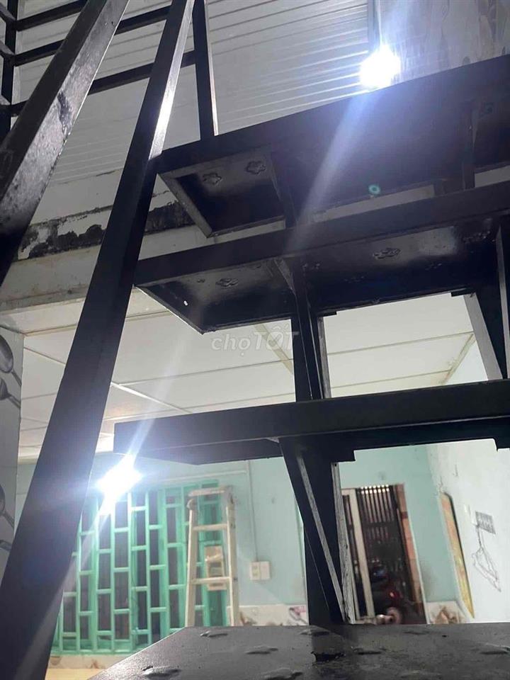 cần cho thuê nhà nhỏ có 1 trệt 1 tầng có máy lạnh sẵn