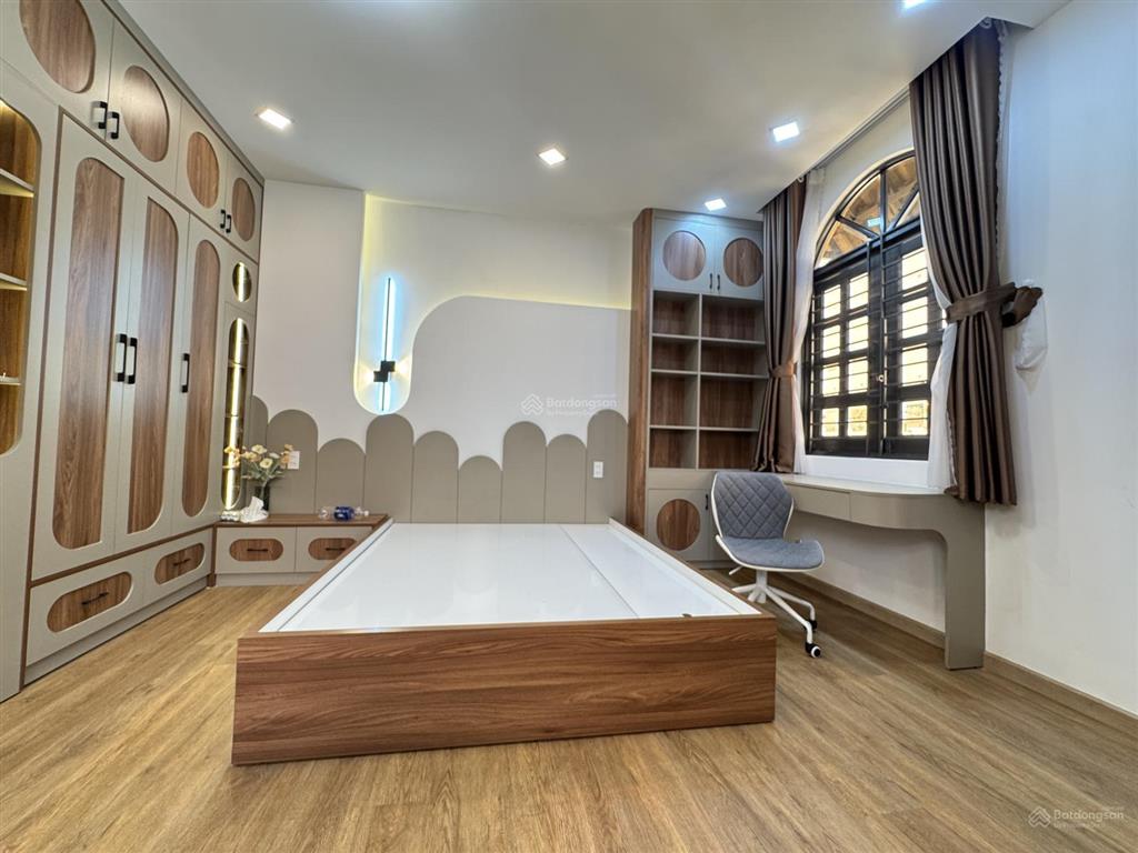 4 tầng lầu  mái đúc  cạnh phú nhuận  sát bình thạnh  nhà kiên cố. đường số 2  nguyễn kiệm
