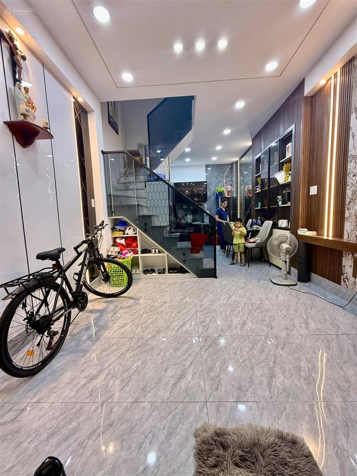 Nhà mới dọn vô ở ngay được  2 tầng lầu kiên cố  sổ hồng riêng hẻm sạch sẽ đg số 8 thống nhất