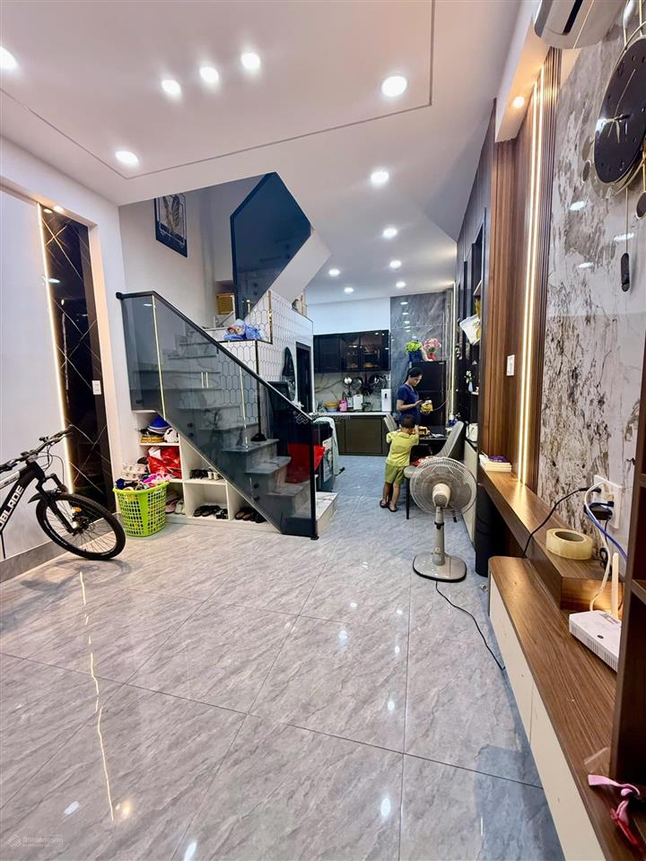 Nhà mới dọn vô ở ngay được  2 tầng lầu kiên cố  sổ hồng riêng hẻm sạch sẽ đg số 8 thống nhất