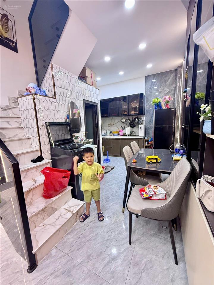 Nhà mới dọn vô ở ngay được  2 tầng lầu kiên cố  sổ hồng riêng hẻm sạch sẽ đg số 8 thống nhất