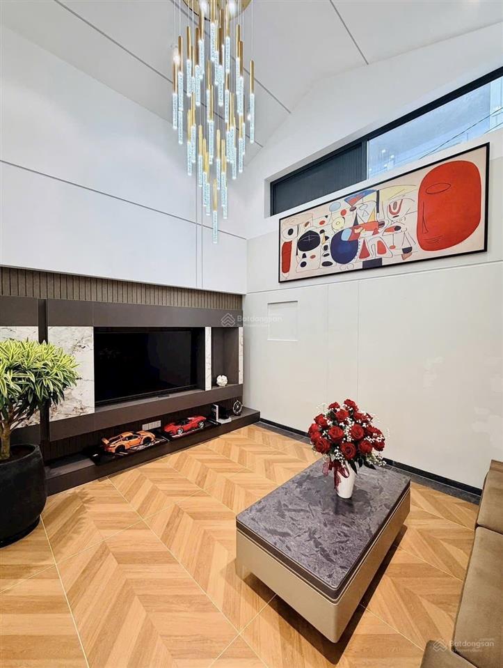 Siêu vị trí 5 tầng lầu xây mới  hẻm ô tô cạnh công viên làng hoa kiến trúc đẹp full nội thất