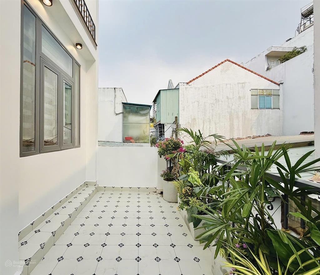 Công năng tuyệt hảo 4 phòng ngủ có bồn tắm nằm nở hậu tài lộc 4 tầng lầu đúc cứng cáp