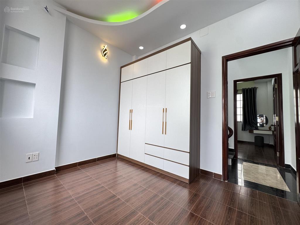 Hàng thơm 4 tầng lầu 4 phòng ngủ kèm 2 sân thượng trước sau giáp phú nhuận tặng nội thất