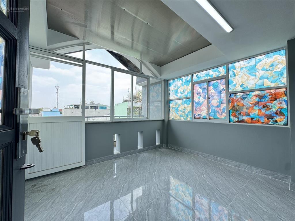 Hàng thơm 4 tầng lầu 4 phòng ngủ kèm 2 sân thượng trước sau giáp phú nhuận tặng nội thất
