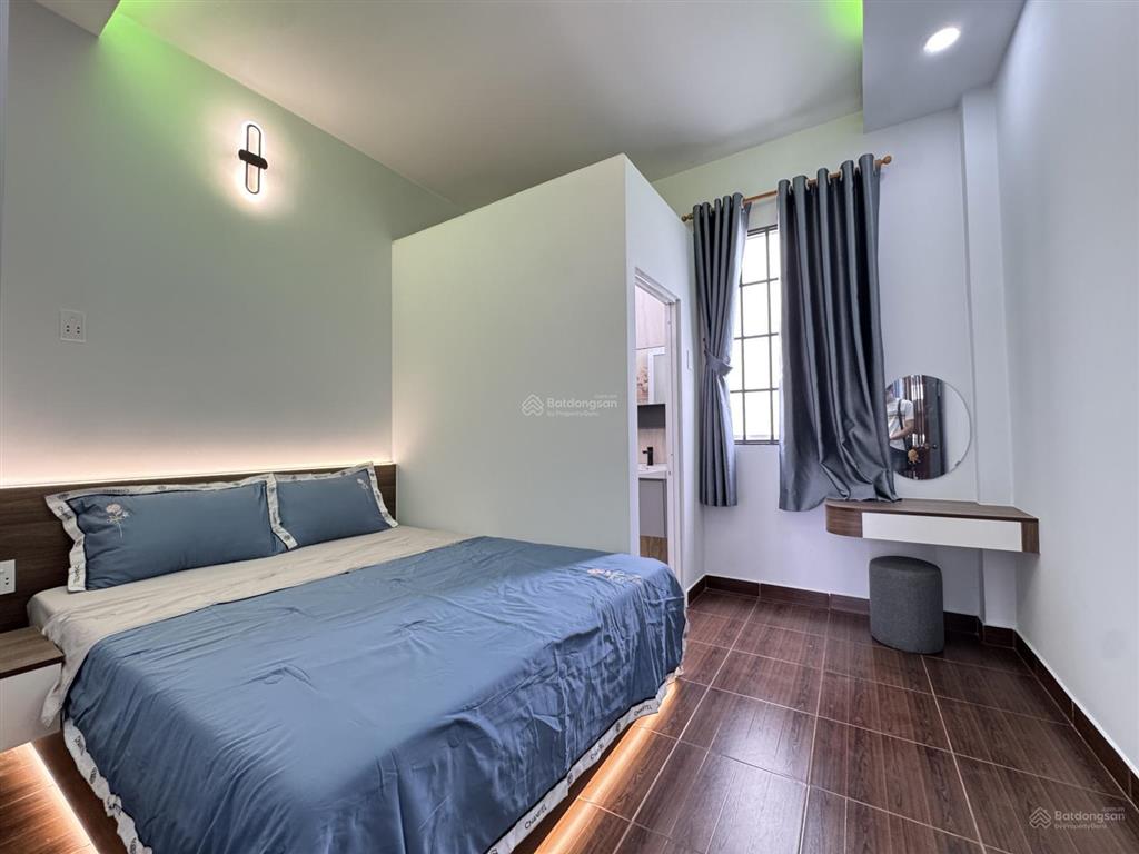 Hàng thơm 4 tầng lầu 4 phòng ngủ kèm 2 sân thượng trước sau giáp phú nhuận tặng nội thất