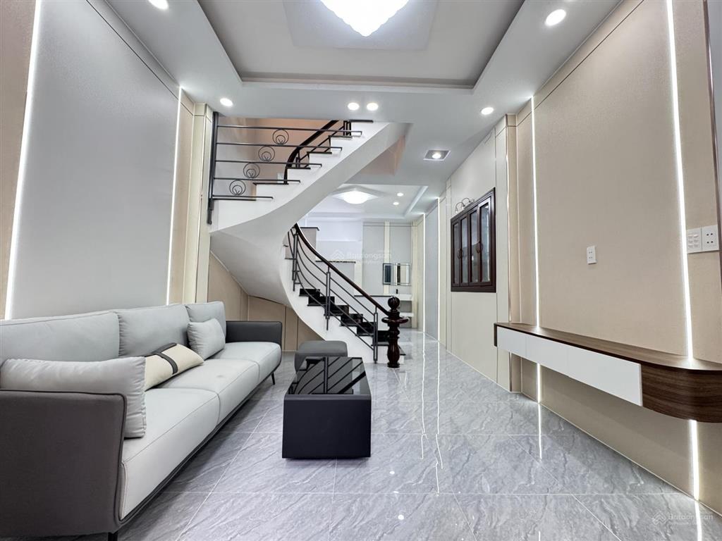 Hàng thơm 4 tầng lầu 4 phòng ngủ kèm 2 sân thượng trước sau giáp phú nhuận tặng nội thất