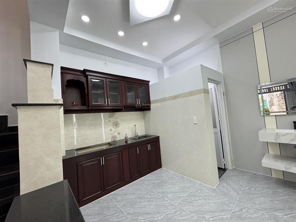 Hàng thơm 4 tầng lầu 4 phòng ngủ kèm 2 sân thượng trước sau giáp phú nhuận tặng nội thất