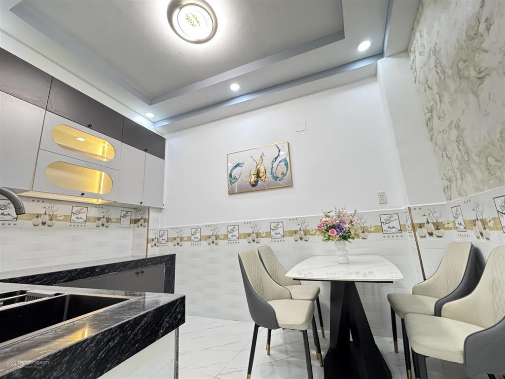 Diện tích to  hẻm thông  giáp phú nhuận và gần sân bay  tặng kèm nội thất