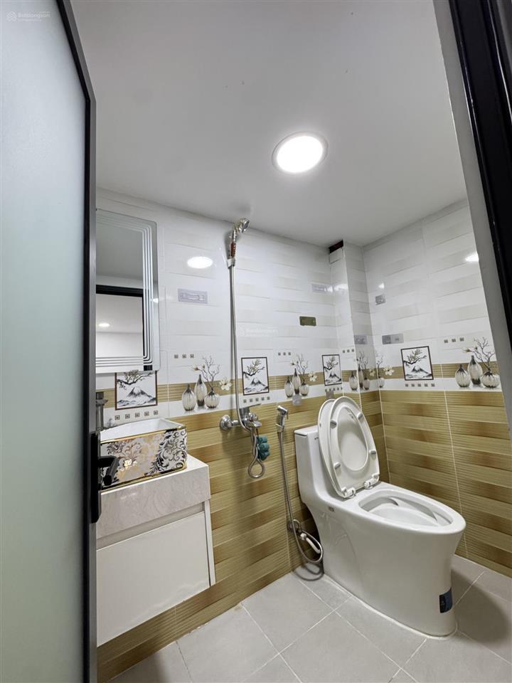 Diện tích to  hẻm thông  giáp phú nhuận và gần sân bay  tặng kèm nội thất