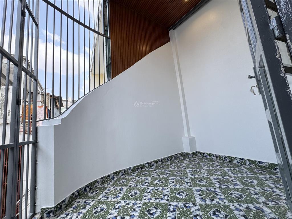 Diện tích to  hẻm thông  giáp phú nhuận và gần sân bay  tặng kèm nội thất