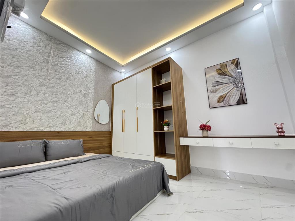 Diện tích to  hẻm thông  giáp phú nhuận và gần sân bay  tặng kèm nội thất