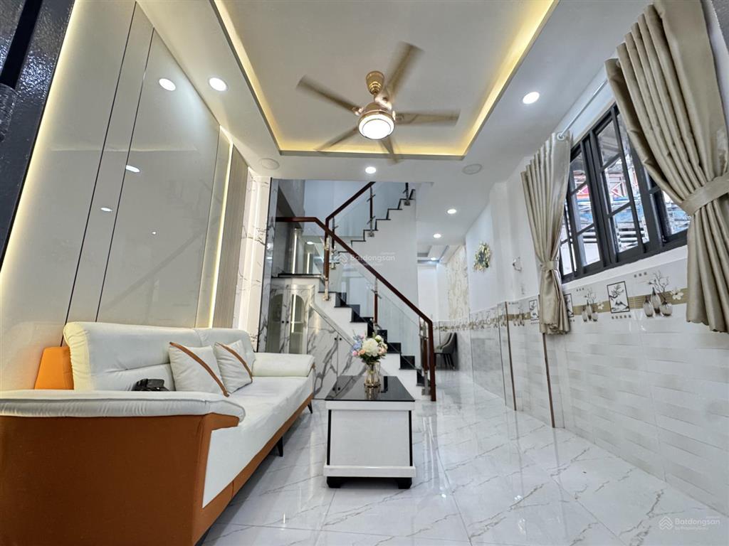 Diện tích to  hẻm thông  giáp phú nhuận và gần sân bay  tặng kèm nội thất