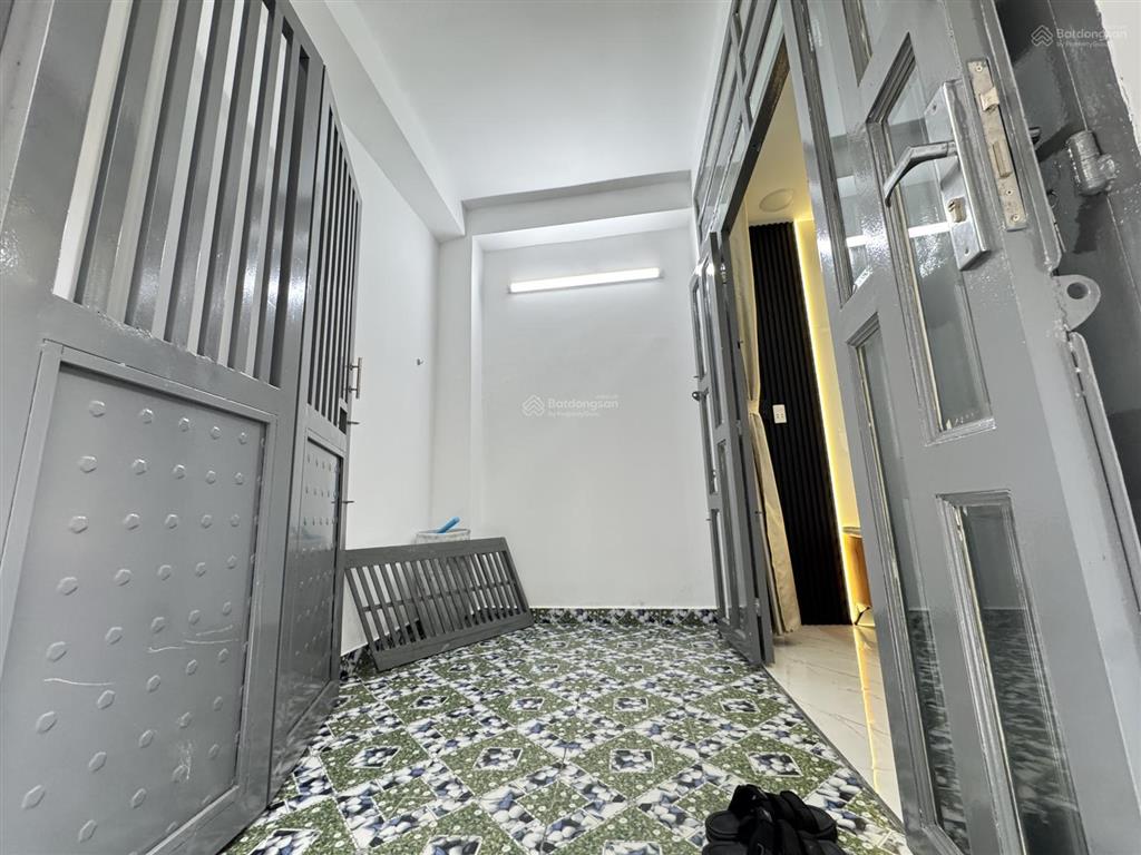 Diện tích to  hẻm thông  giáp phú nhuận và gần sân bay  tặng kèm nội thất