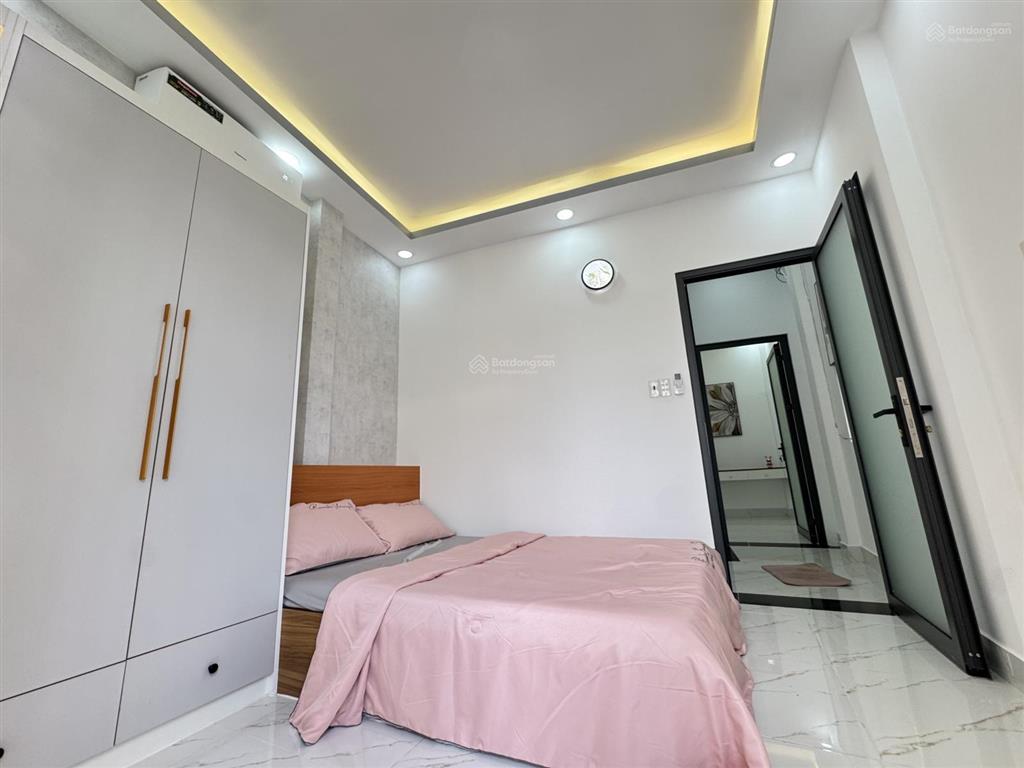 Diện tích to  hẻm thông  giáp phú nhuận và gần sân bay  tặng kèm nội thất