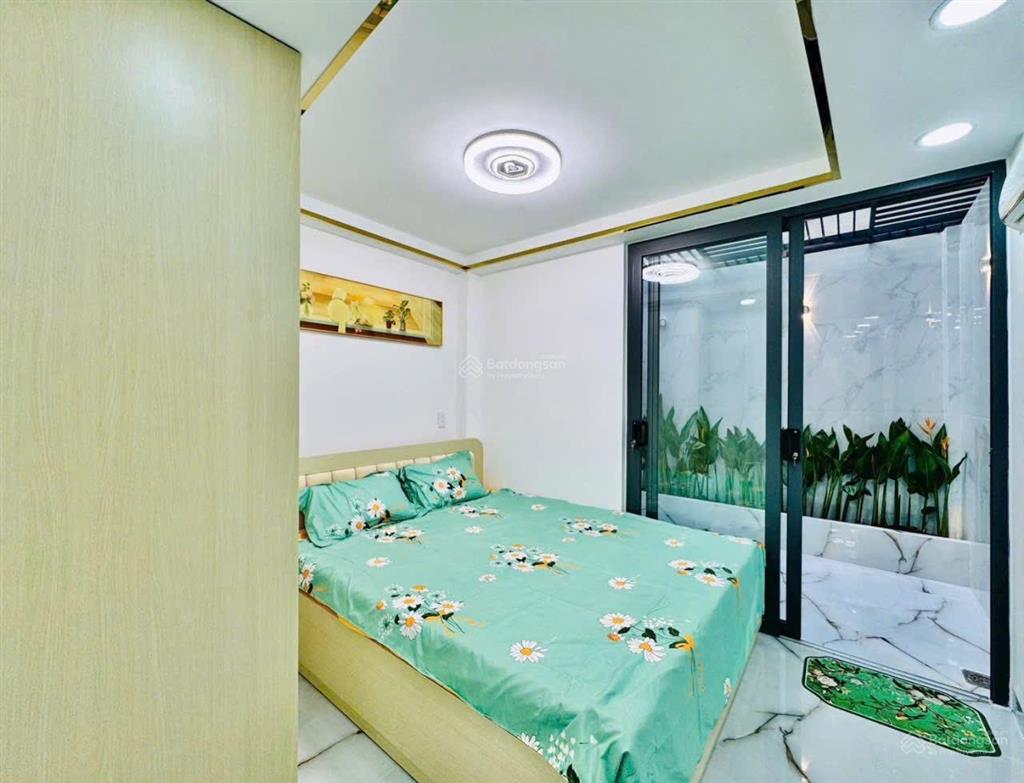 Diện tích toxây mới5 tầng lầu5 phòng ngủ2 sân thượngphòng xông hơiquang trung