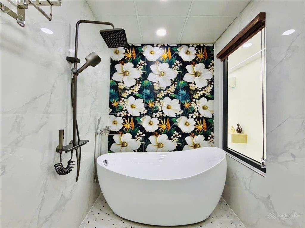 Diện tích toxây mới5 tầng lầu5 phòng ngủ2 sân thượngphòng xông hơiquang trung