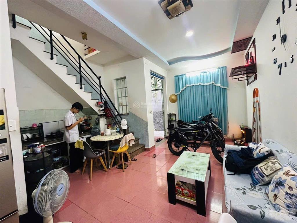 Hàng thơm  giá rẻ ngang rộng diện tích to 2 tầng đường quang trung gần trung tâm thương mại