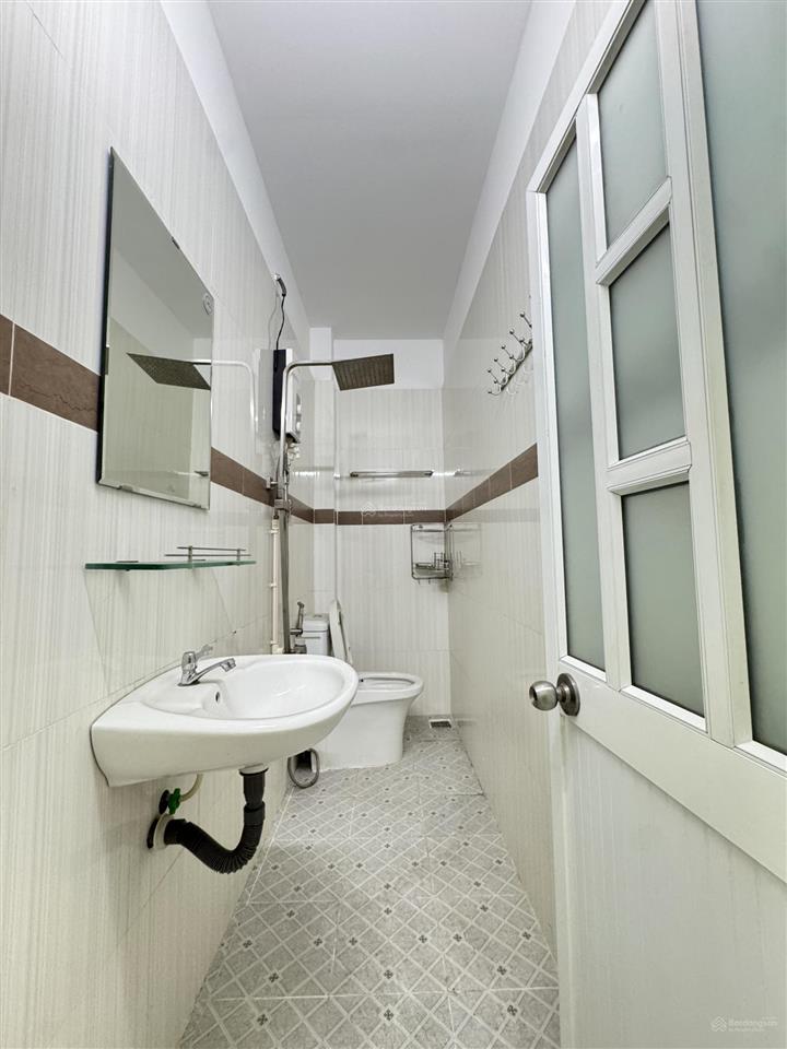 Rẻ nhất khu phan xích long  ngang rộng 4 mét  hẻm thông  ngay ngã 4 phú nhuận  đúc bê tông