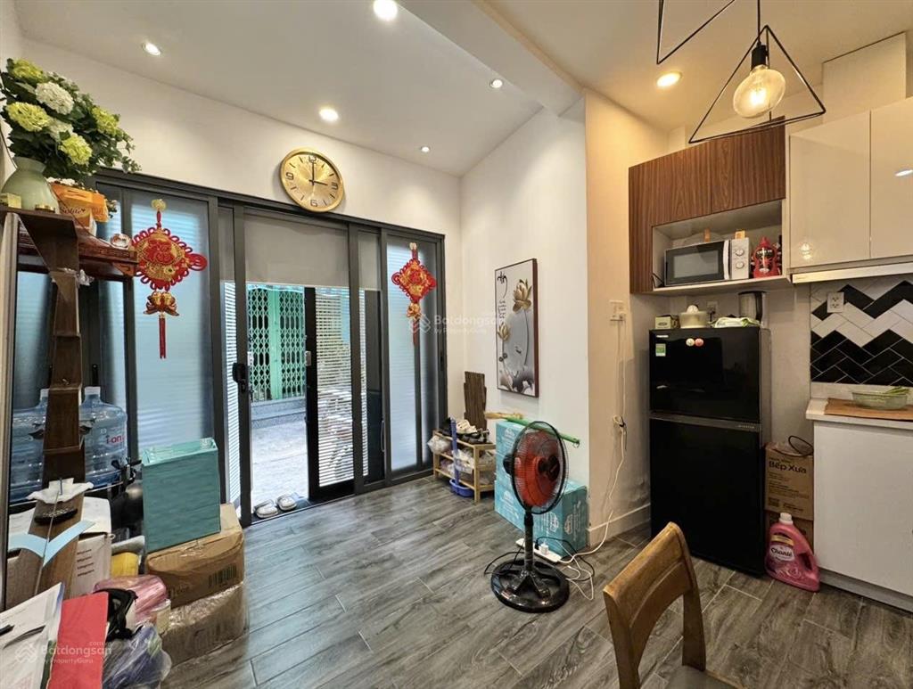 Không lộ giới, không quy hoạch, hẻm ô tô, 4 tầng lầu, sát vách phú nhuận và sân bay, 3,99 tỷ