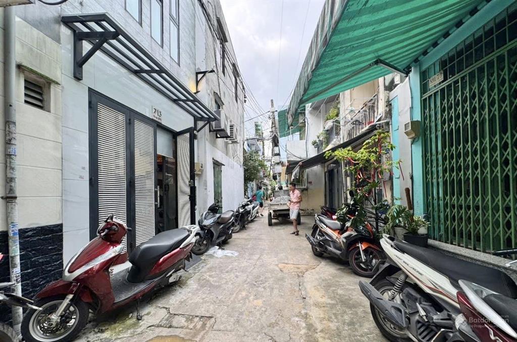 Không lộ giới, không quy hoạch, hẻm ô tô, 4 tầng lầu, sát vách phú nhuận và sân bay, 3,99 tỷ