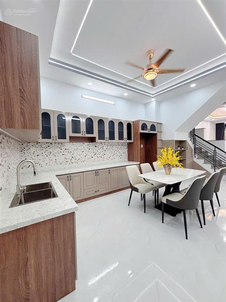 Bán nhà 1 trệt 2 lầu 4x15m có sân thượng  phạm thế hiển 4pn, sổ riêng, 5 tỷ thương lượng