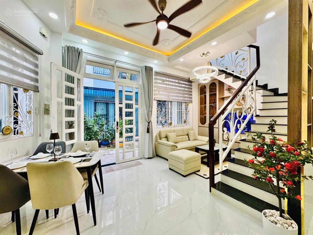 Chính chủ bán nhà full nội thất, sổ sẵn công chứng ngay