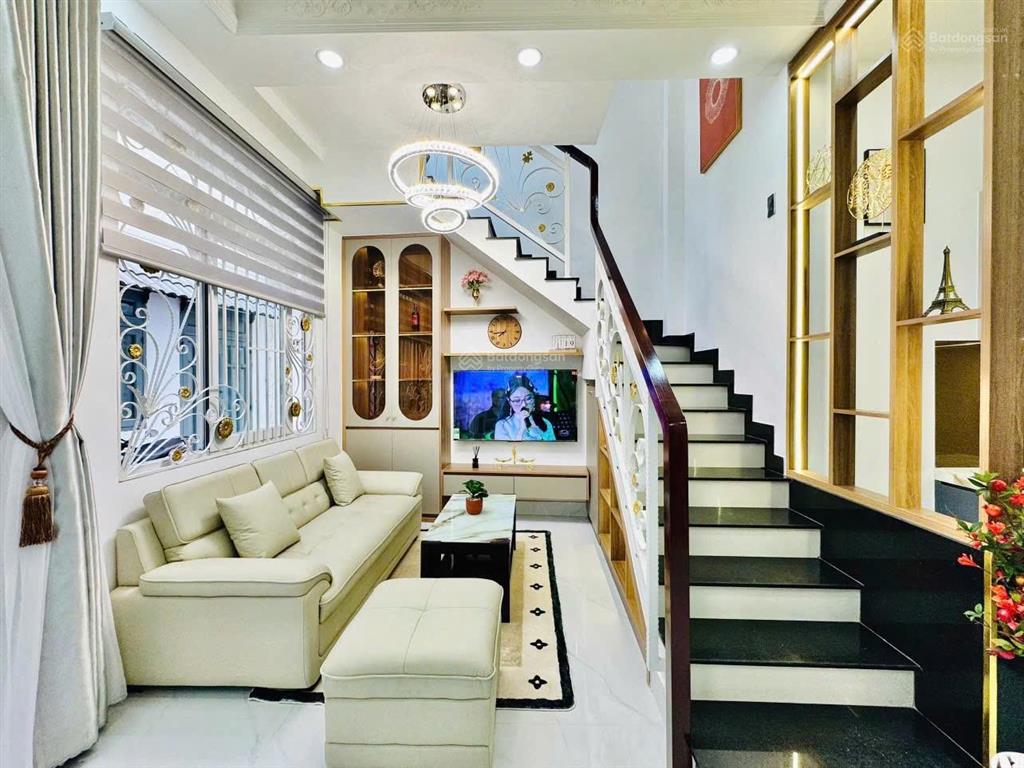 Chính chủ bán nhà full nội thất, sổ sẵn công chứng ngay