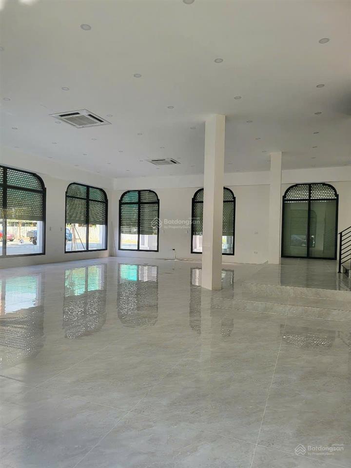 Bán căn góc vip thông sàn 209m2 x 5 tầng giá tốt