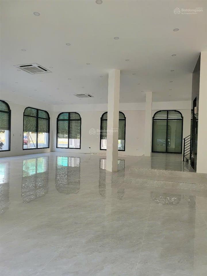 Bán căn góc vip thông sàn 209m2 x 5 tầng giá tốt