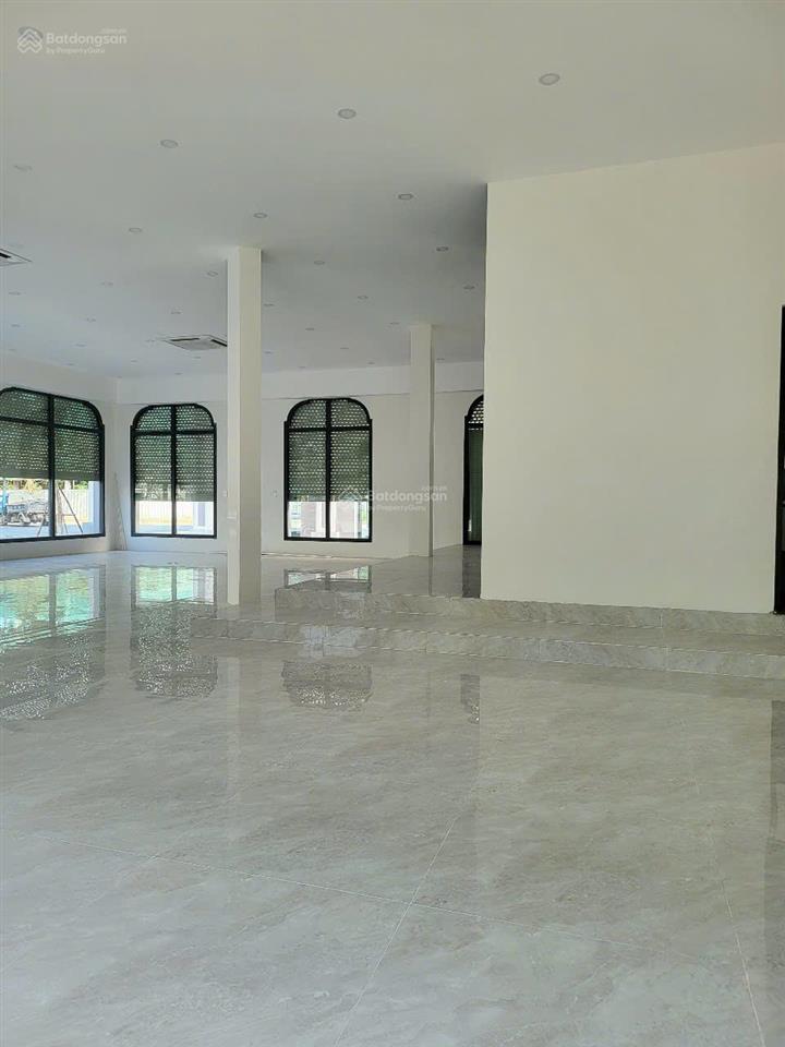 Bán căn góc vip thông sàn 209m2 x 5 tầng giá tốt