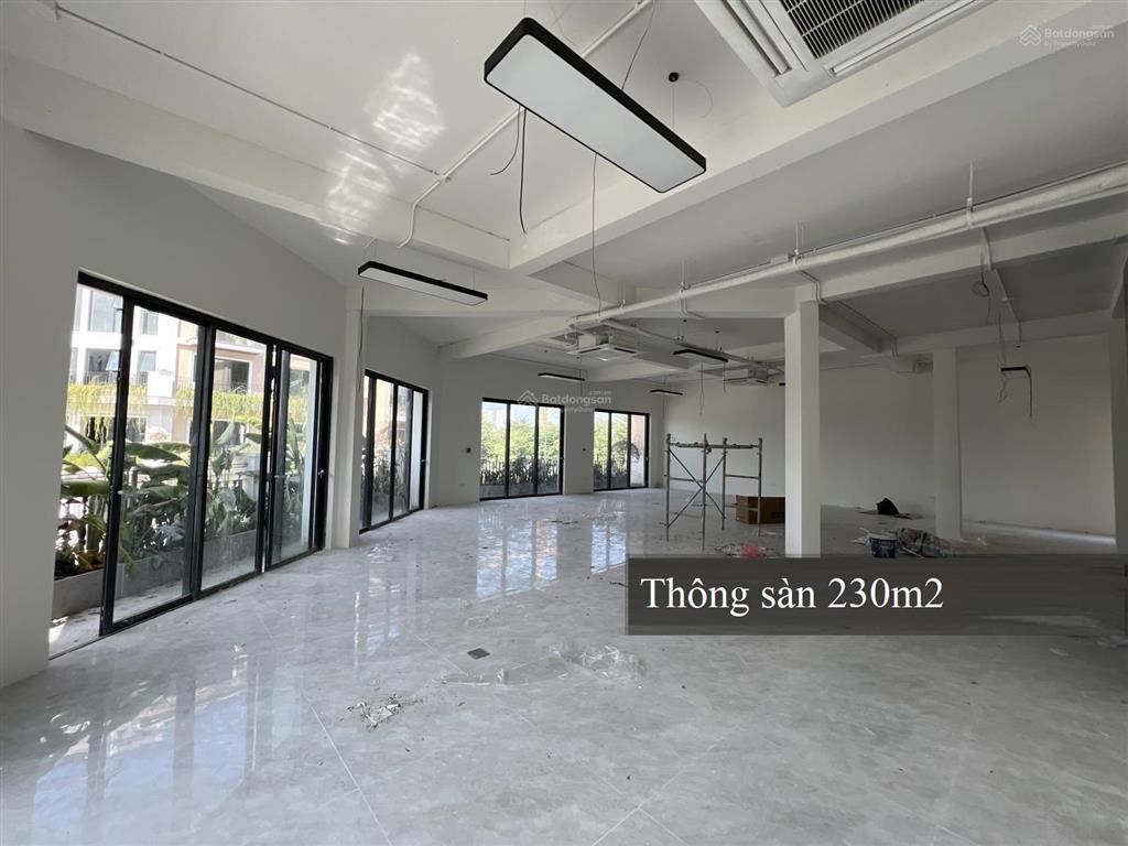 Chính chủ cho thuê căn 230m2 x 5 tầng thông sàn, làm văn phòng công ty vị trí vip