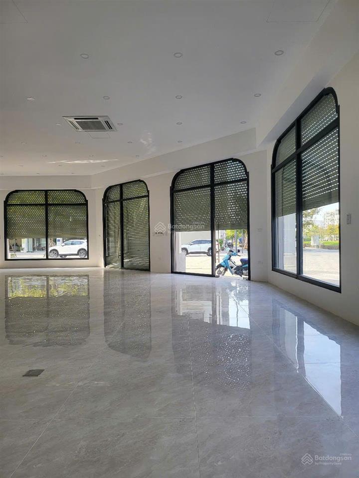 Chính chủ cho thuê căn 235m2 x 5 tầng thông sàn, làm văn phòng công ty vị trí đắc địa