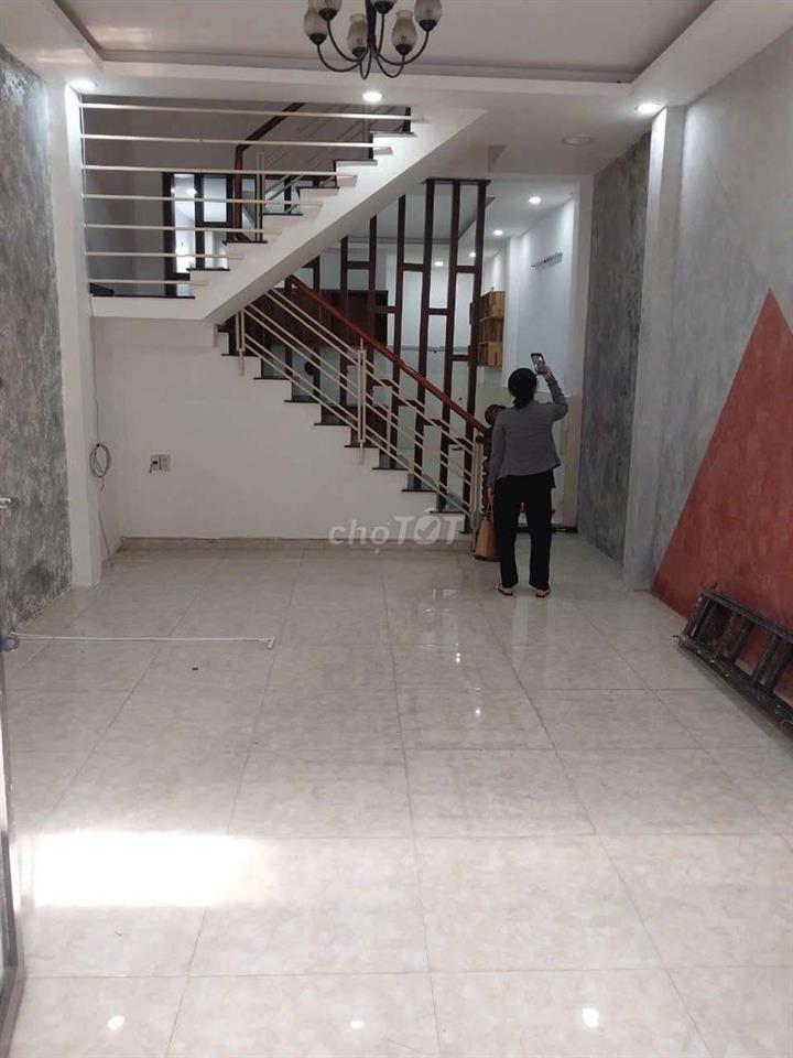 Nhà 4x18m lầu 2pn 2wc H Đông Nam. Gần ngã ba cây trâm