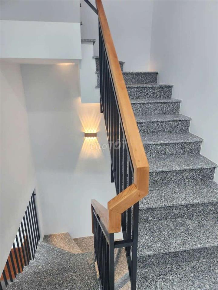 Nhà mới 4x10m 2lầu 2pn 2wc p thờ sân thượng trước sau. Đs 1 p16 gv