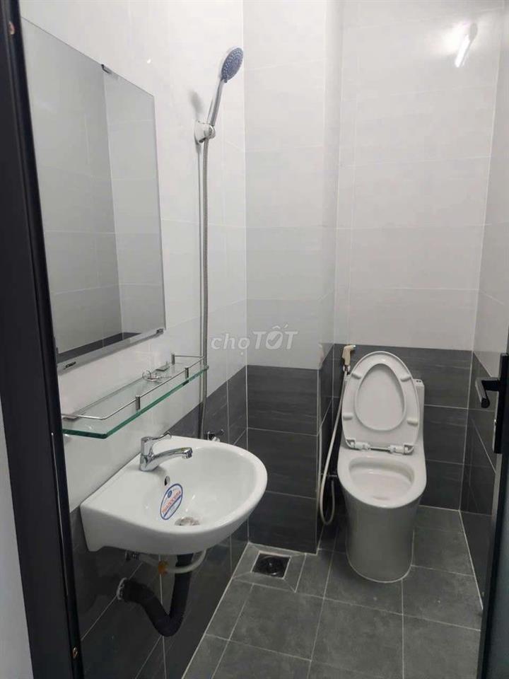 Nhà mới 4x10m 2lầu 2pn 2wc p thờ sân thượng trước sau. Đs 1 p16 gv