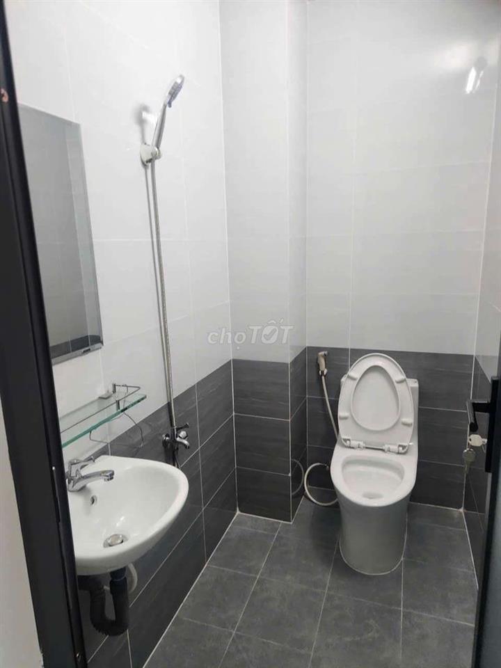 Nhà mới 4x10m 2lầu 2pn 2wc p thờ sân thượng trước sau. Đs 1 p16 gv