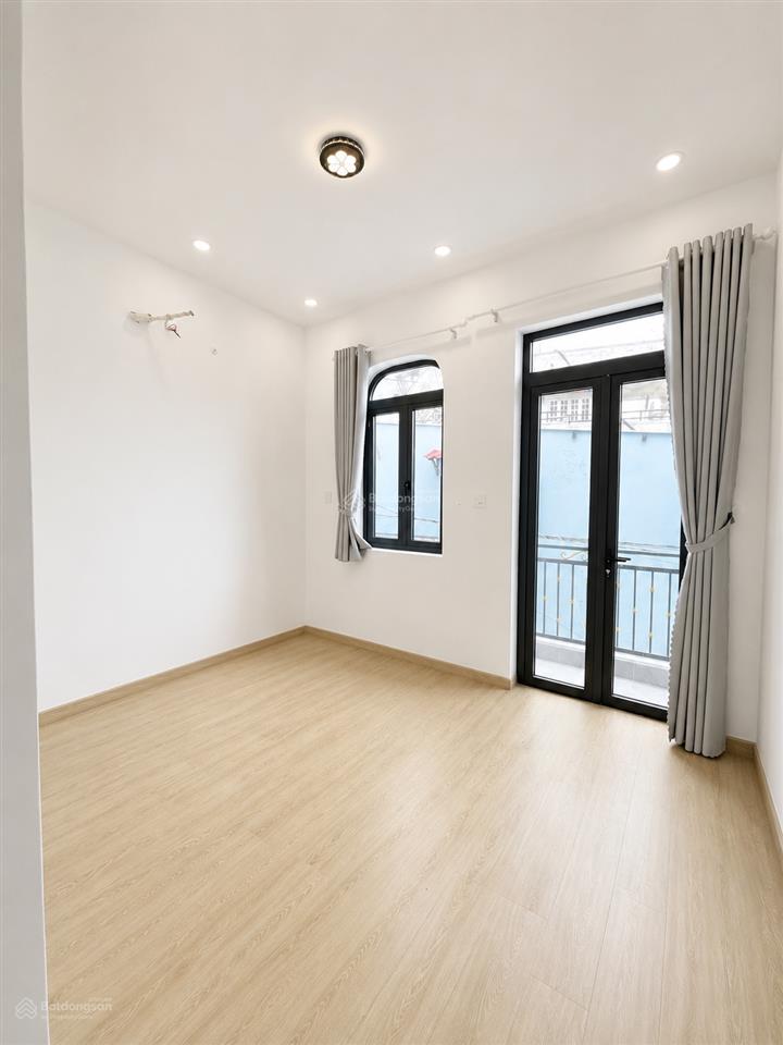 Chính chủ cần bán nhà mới toanh cách xe hơi vài bước chân