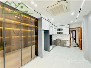 Nhà riêng xây kiên cố trong ngõ phố hàn thuyên.