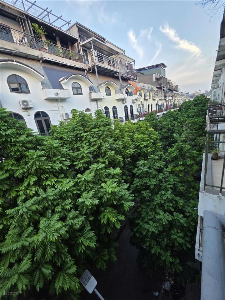 15,9 tỷ  75m2  2 mặt đường  hoàn thiện  có vườn hoa sau nhà