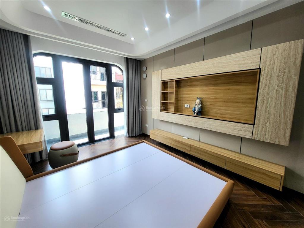 Nguyễn văn cừ nhà 50m2, 5 tầng, 5pn, ô tô đậu cửa  chỉ nhỉnh 11 đồng