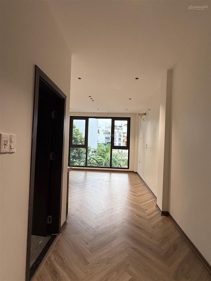 Nhà nguyễn văn cừ, long biên. 50m2 x 5 tầng, ô tô đậu cửa, view hồ, giá chỉ 11.x đồng