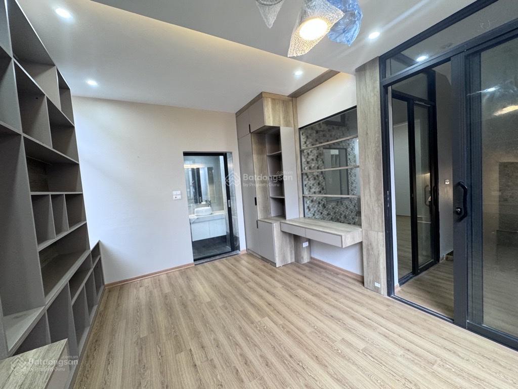 Nhà nguyễn văn cừ, long biên. 50m2 x 5 tầng, ô tô đậu cửa, view hồ, giá chỉ 11.x đồng