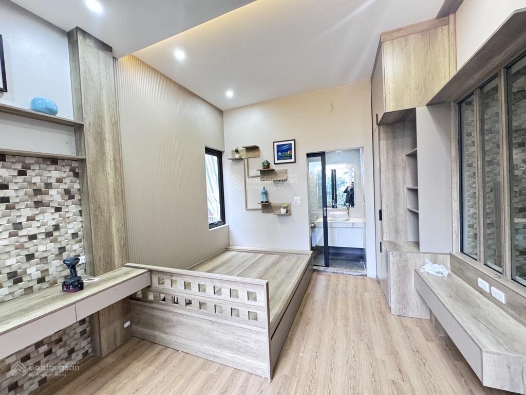 Nhà nguyễn văn cừ, long biên. 50m2 x 5 tầng, ô tô đậu cửa, view hồ, giá chỉ 11.x đồng